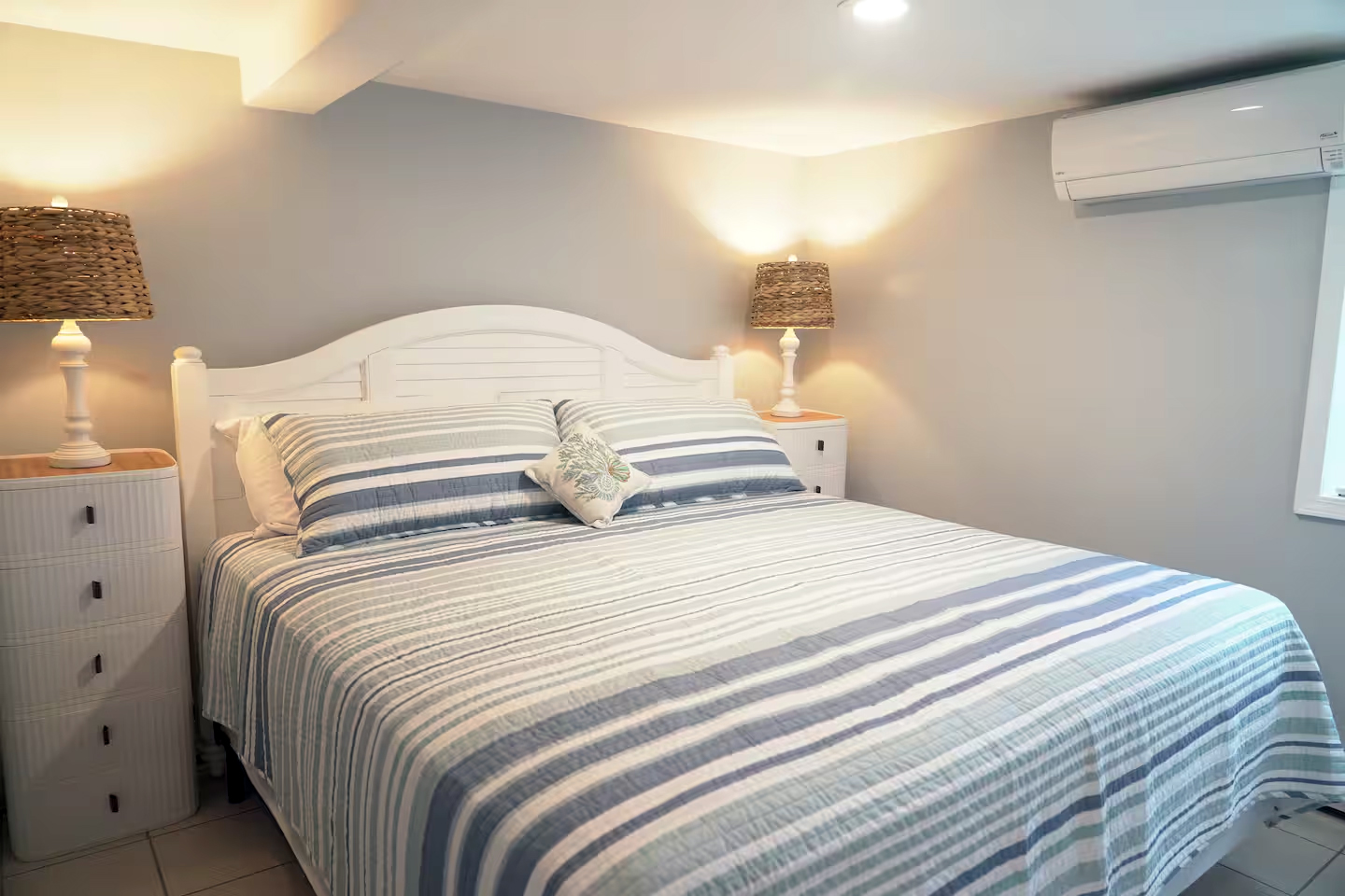1st Floor King bed